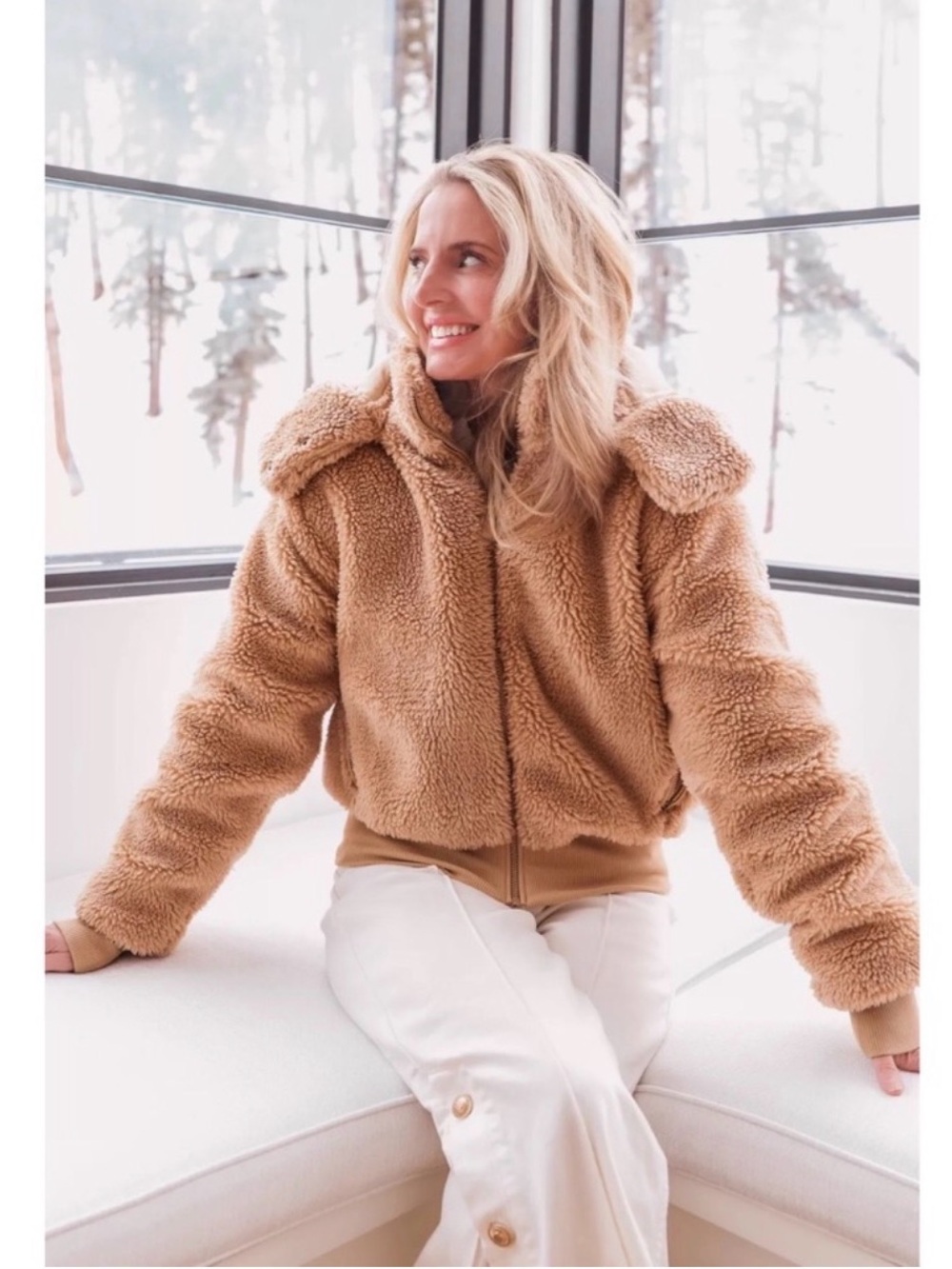 ALO Yoga Foxy Sherpa in Camel